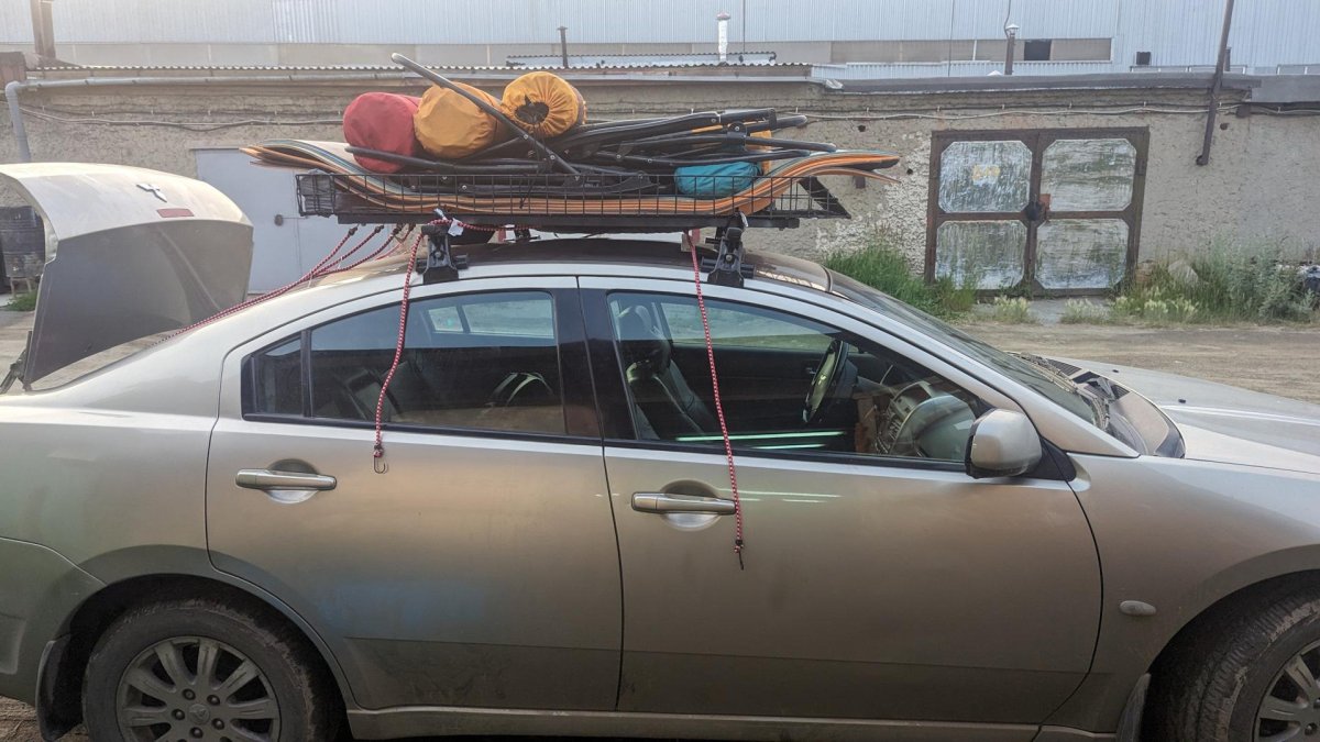 Машина с багажником на крыше