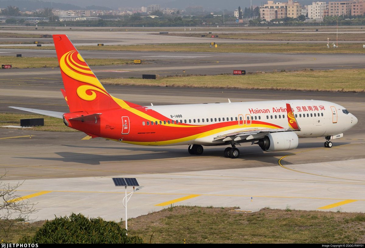 Самолёт с красным хвостом