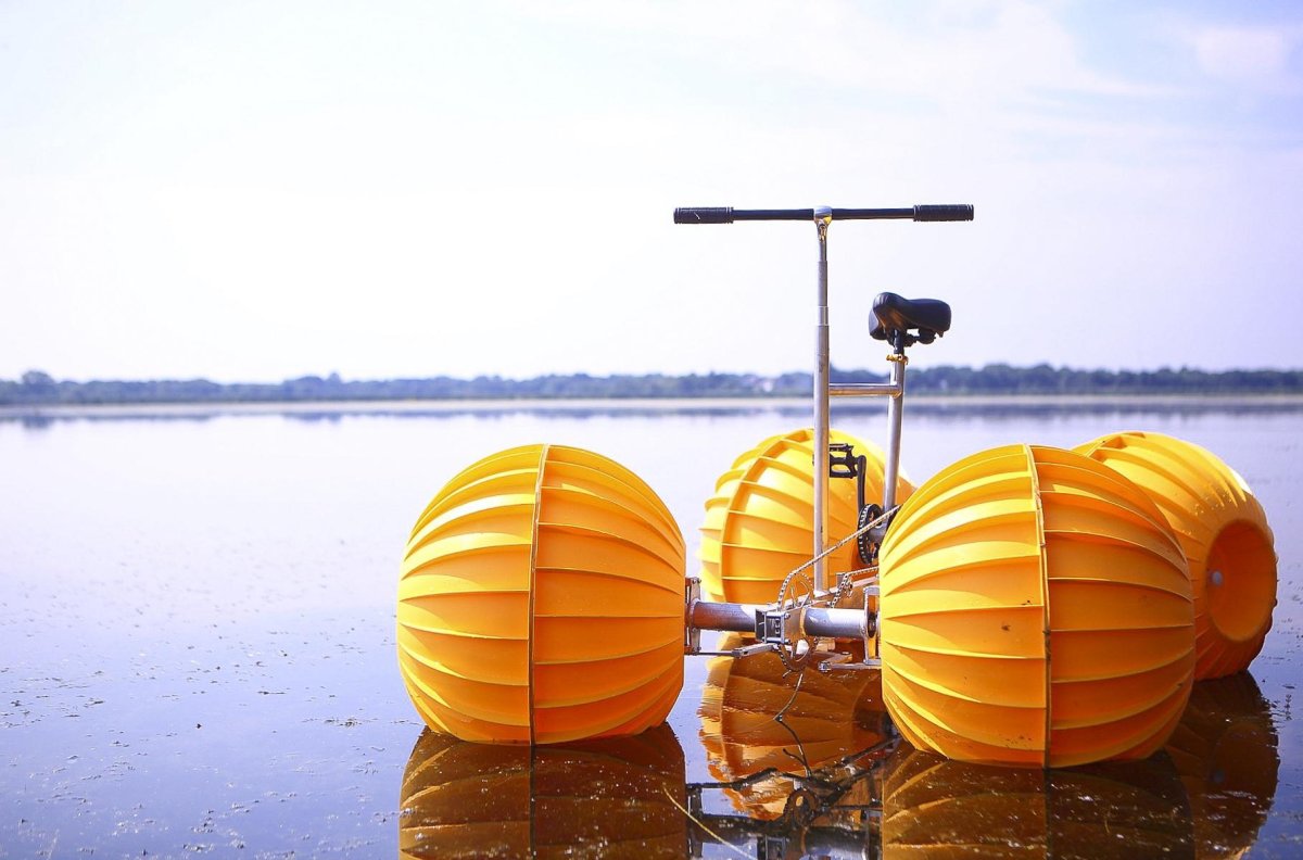 Плавающий велосипед