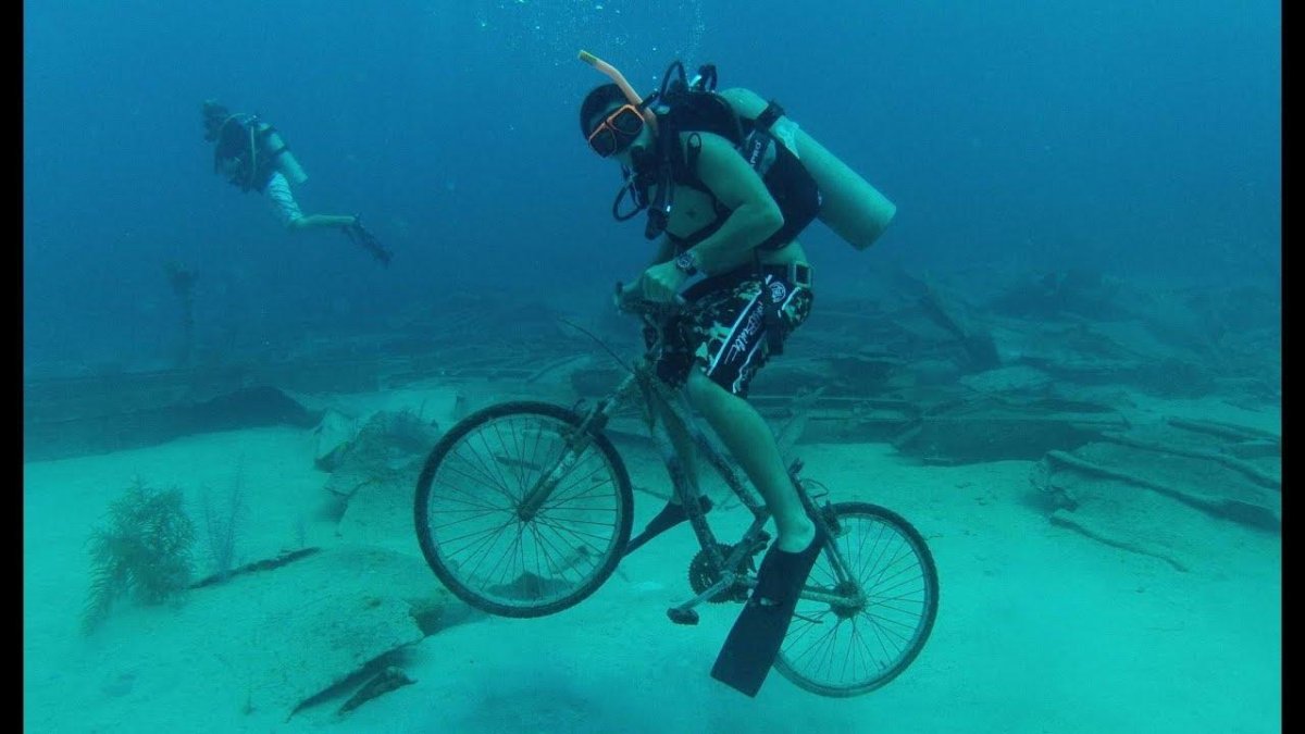 Велосипедист под водой