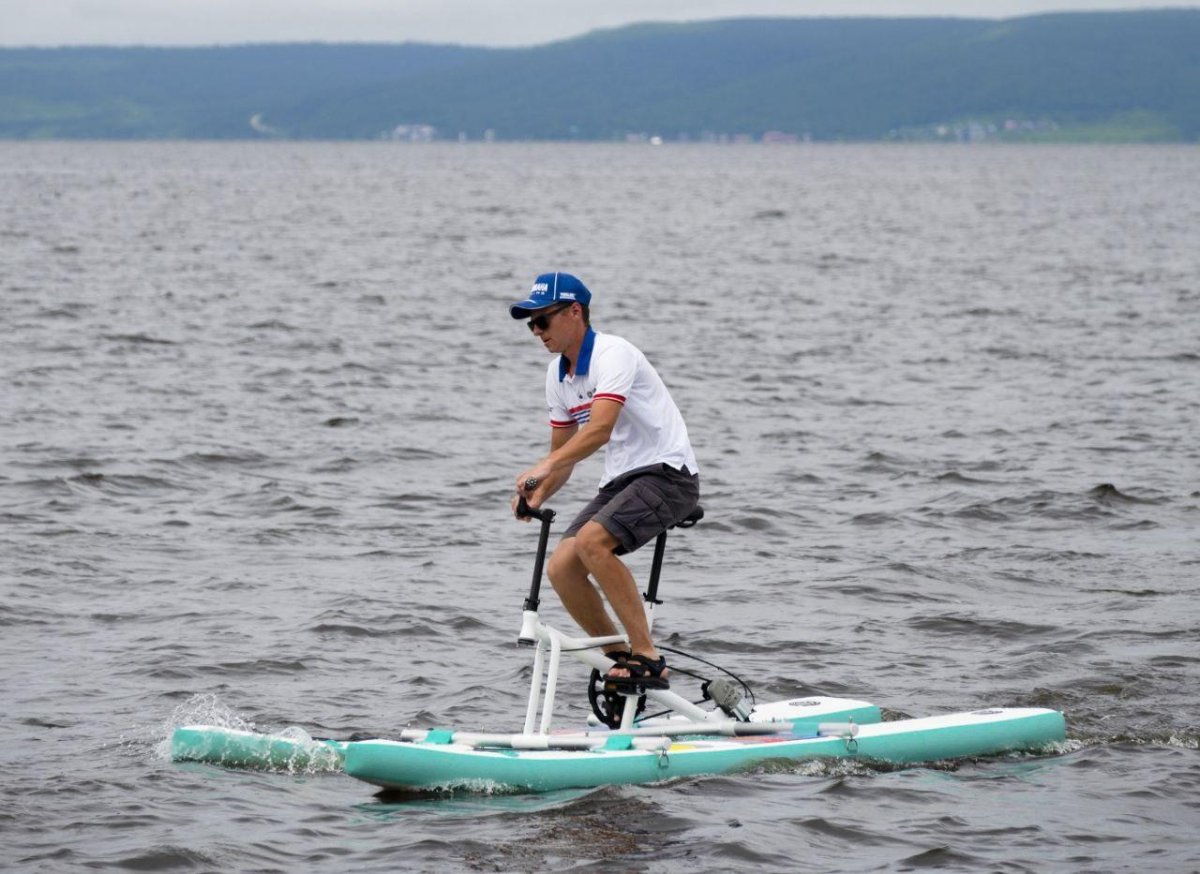 Водный велосипед на котором прыгаешь