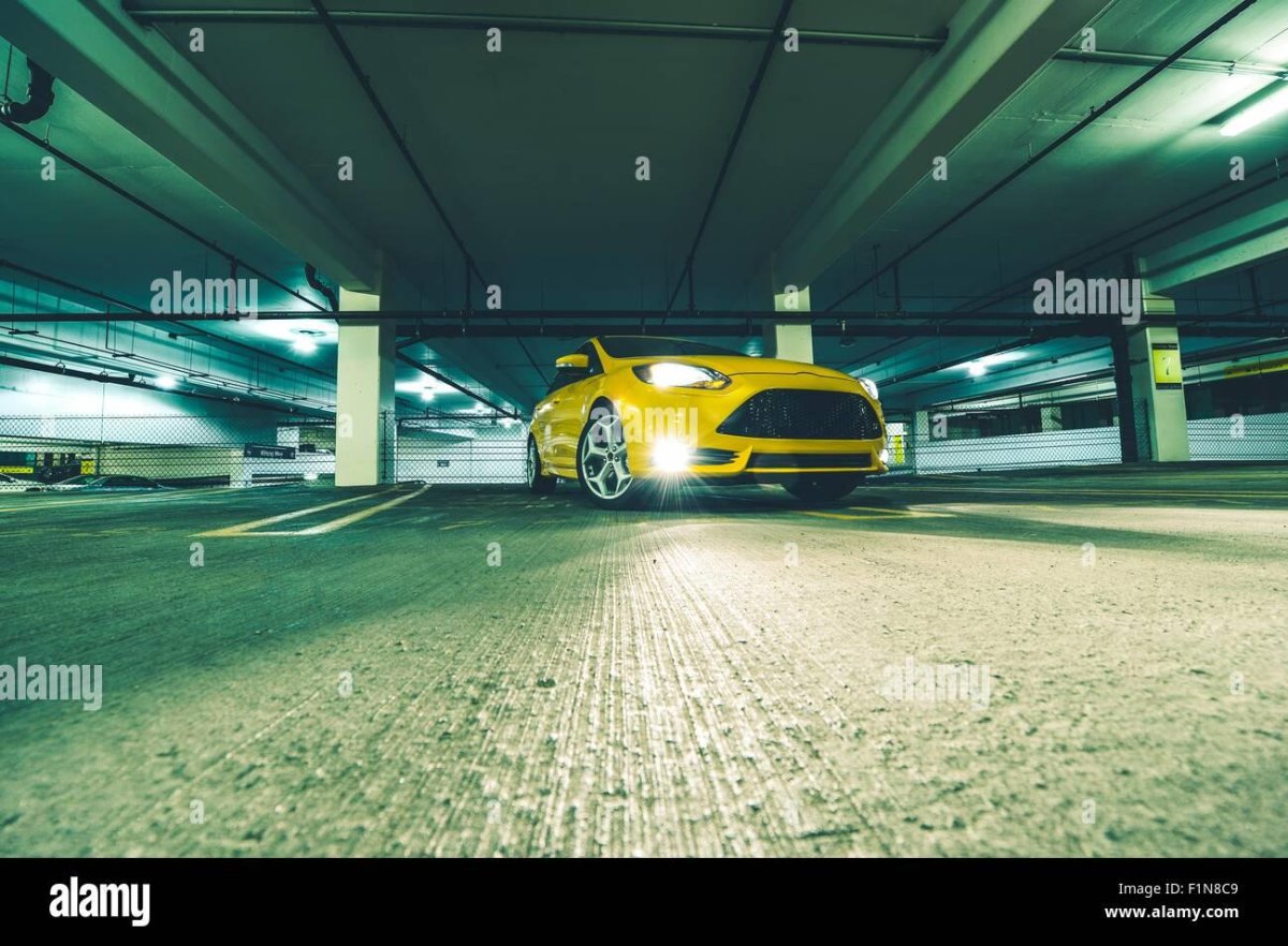 Автостоянка желтых машин