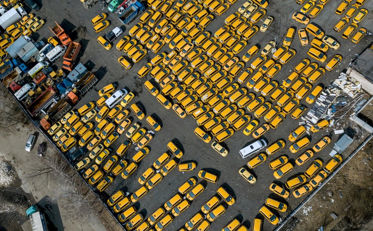 Стоянка жёлтых машин