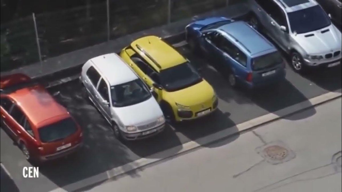 Девушка паркуется