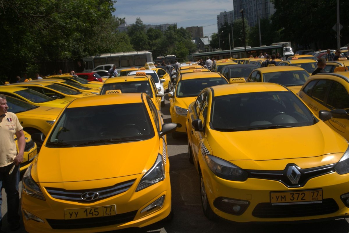 Много машин такси