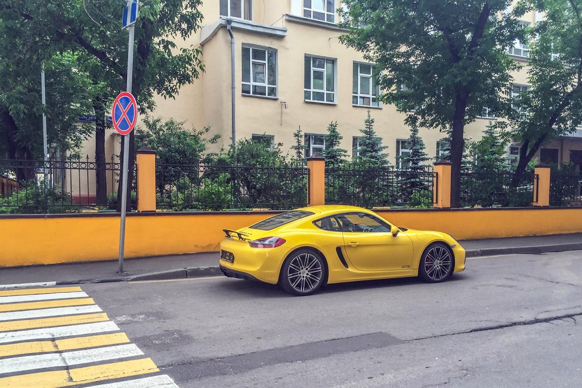 Желтая машина в городе