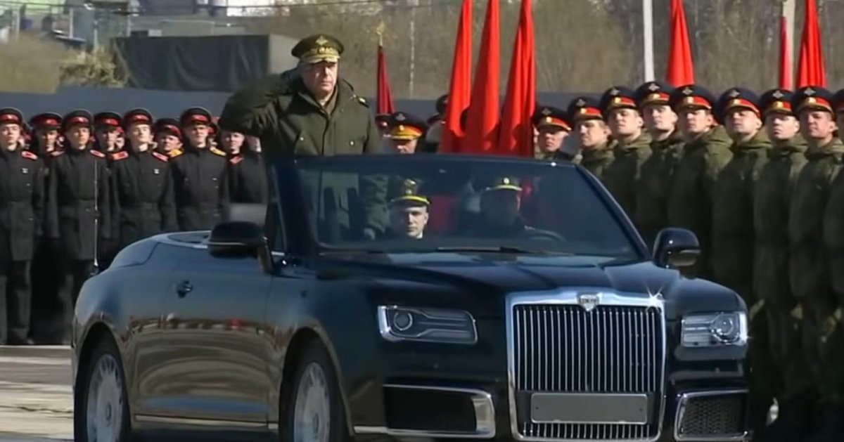 Аурус на параде Победы