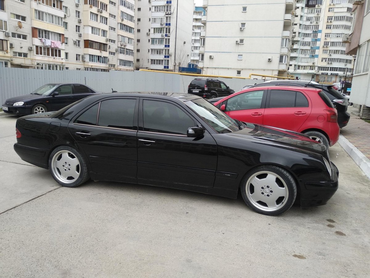 Мерседес 210 черный тонированный