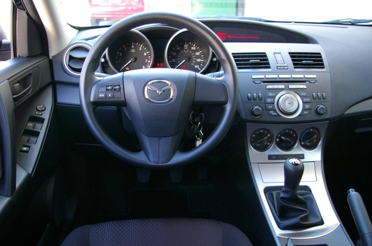 Mazda 3 хэтчбек салон