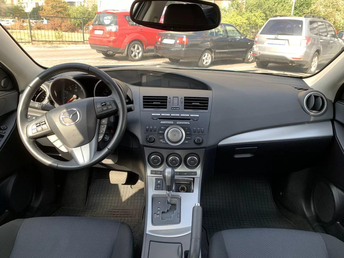 Мазда 3 2010 года салон