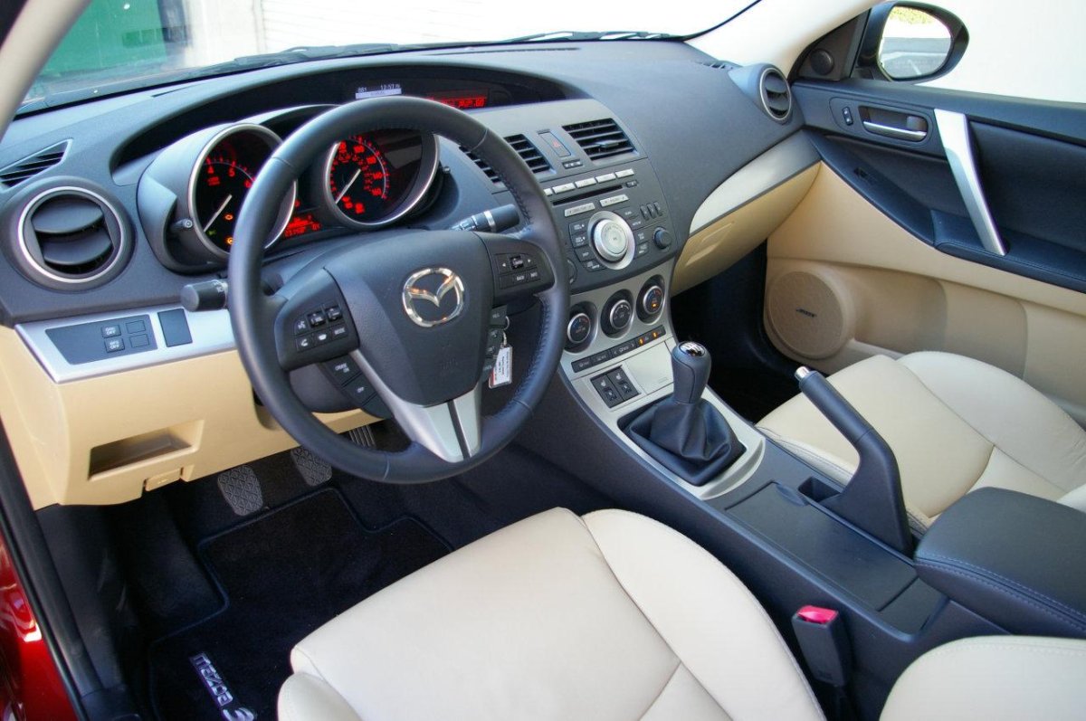 Мазда 3 БК седан салон