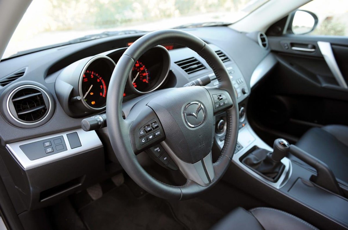 Мазда 3 2010 года салон
