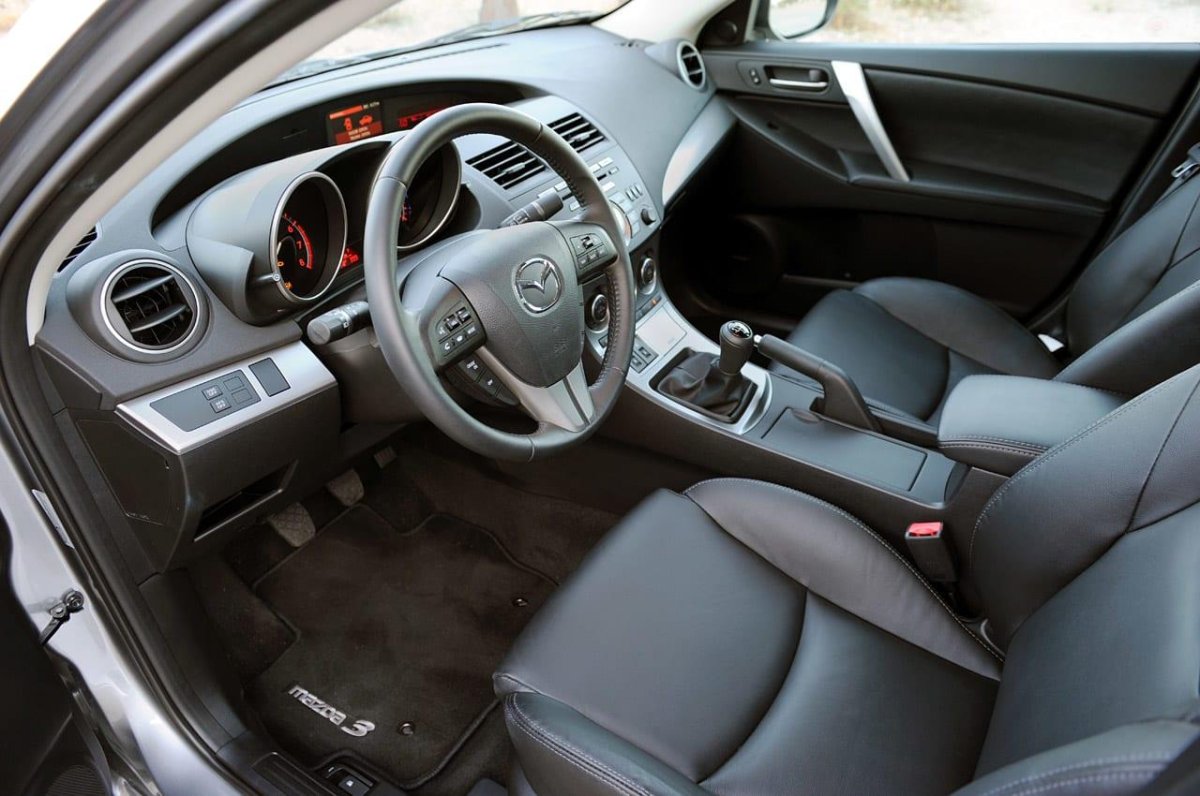 Салон машины Мазда 3