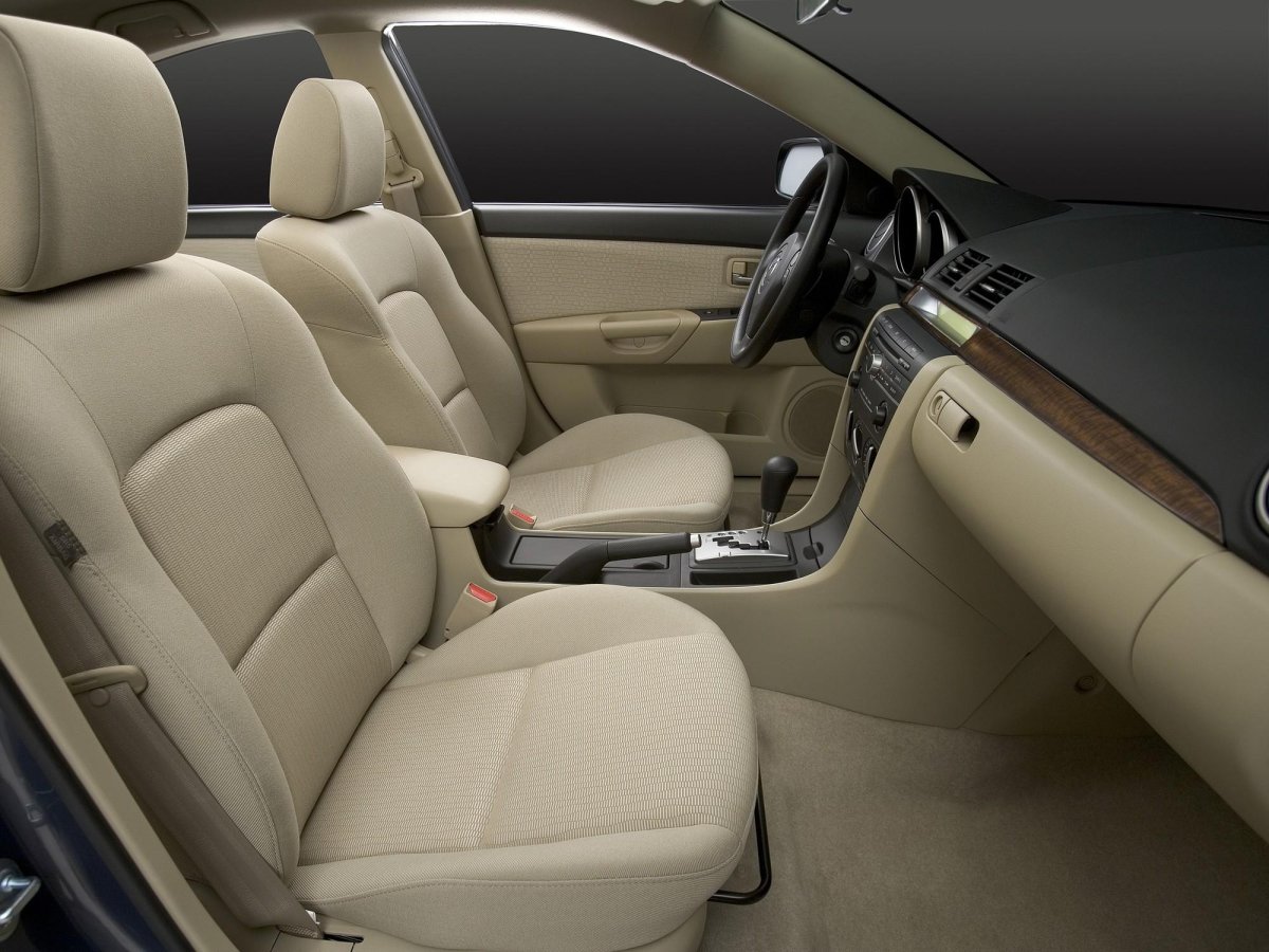 Mazda 3 с белым салоном