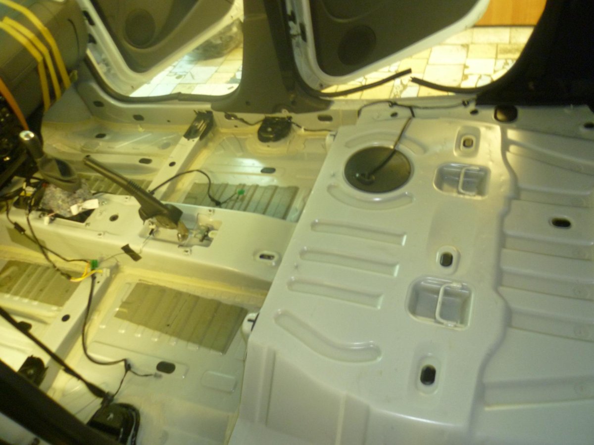 Шумоизоляция пола Ларгус