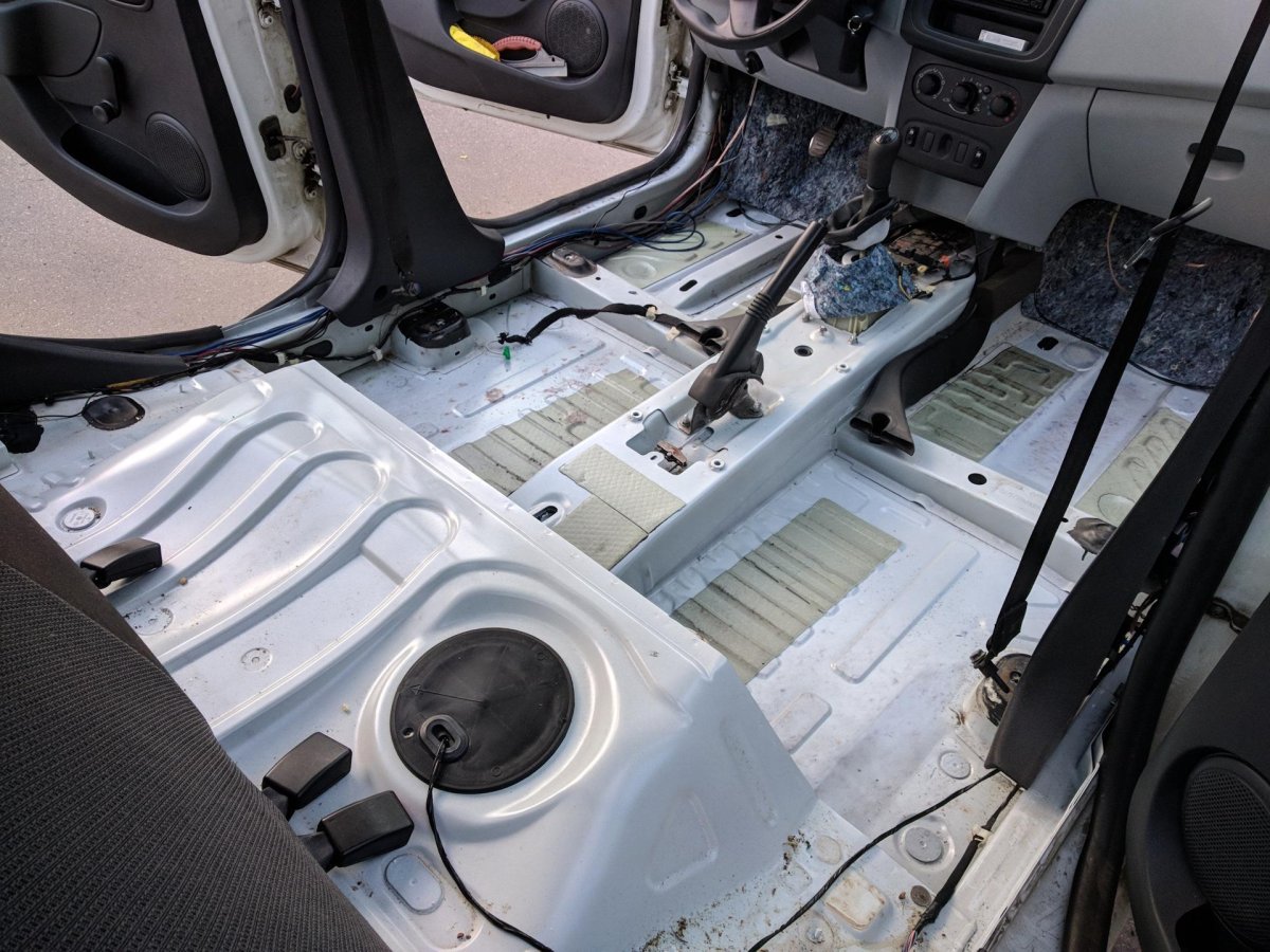 Разобранный салон Рено Логан 1