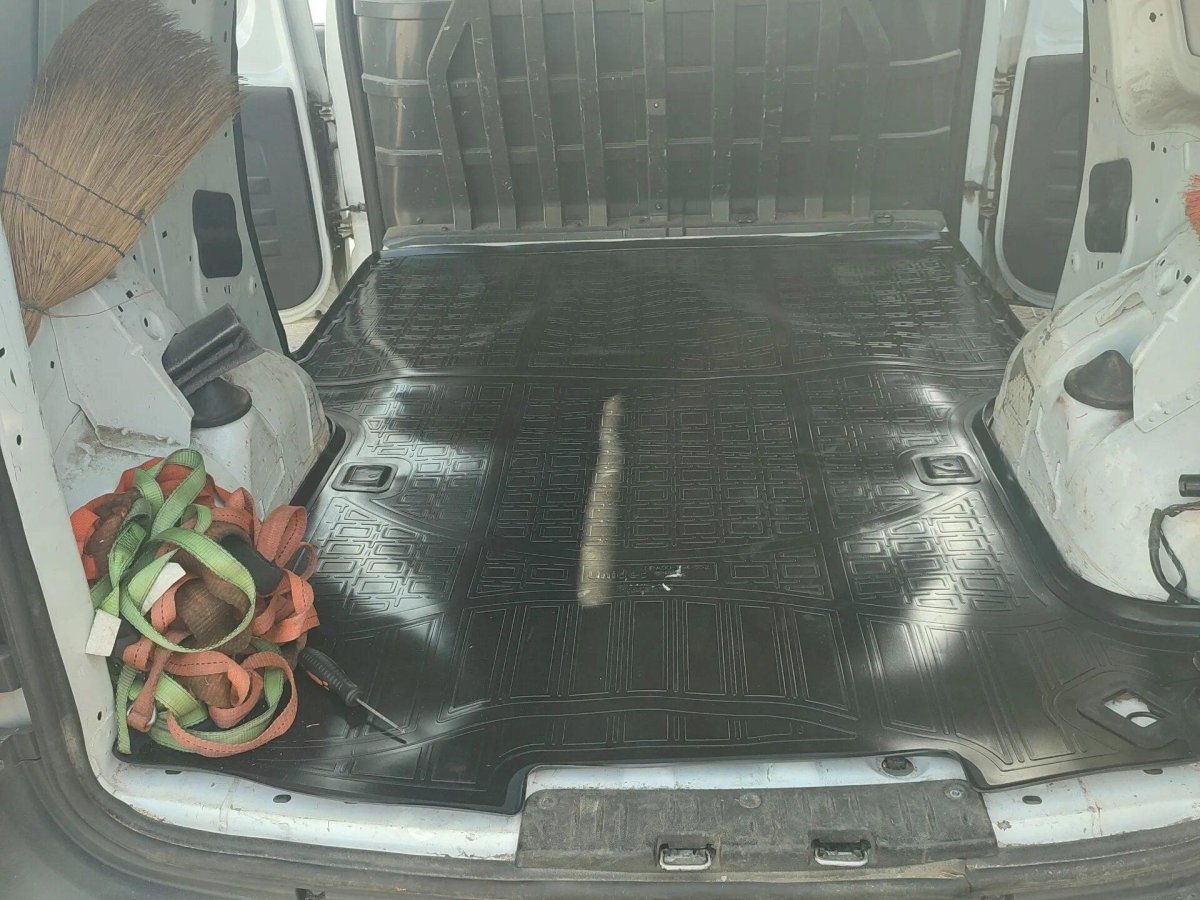 Ларгус фургон багажник дырки