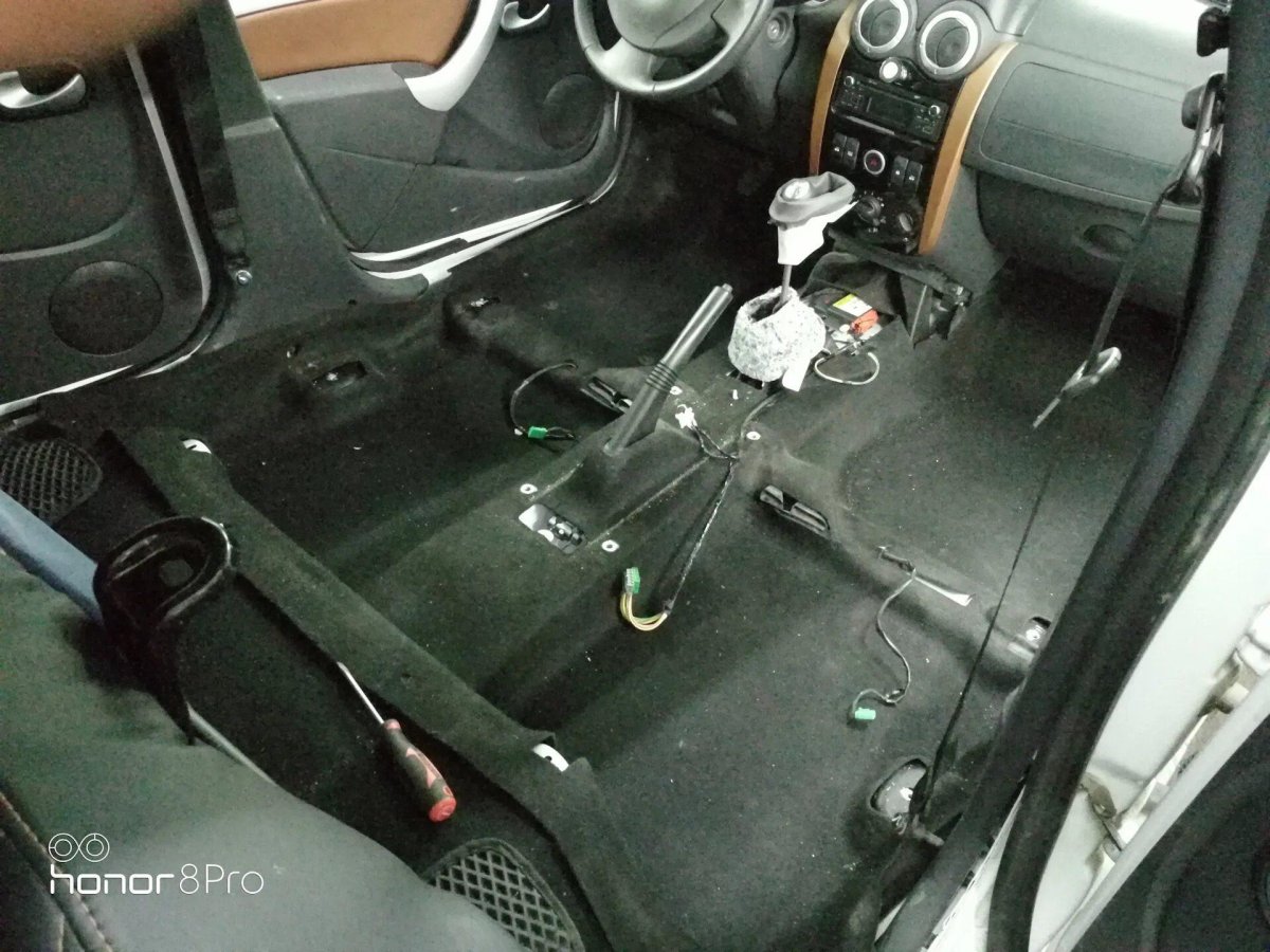 Шумоизоляция пола Ларгус