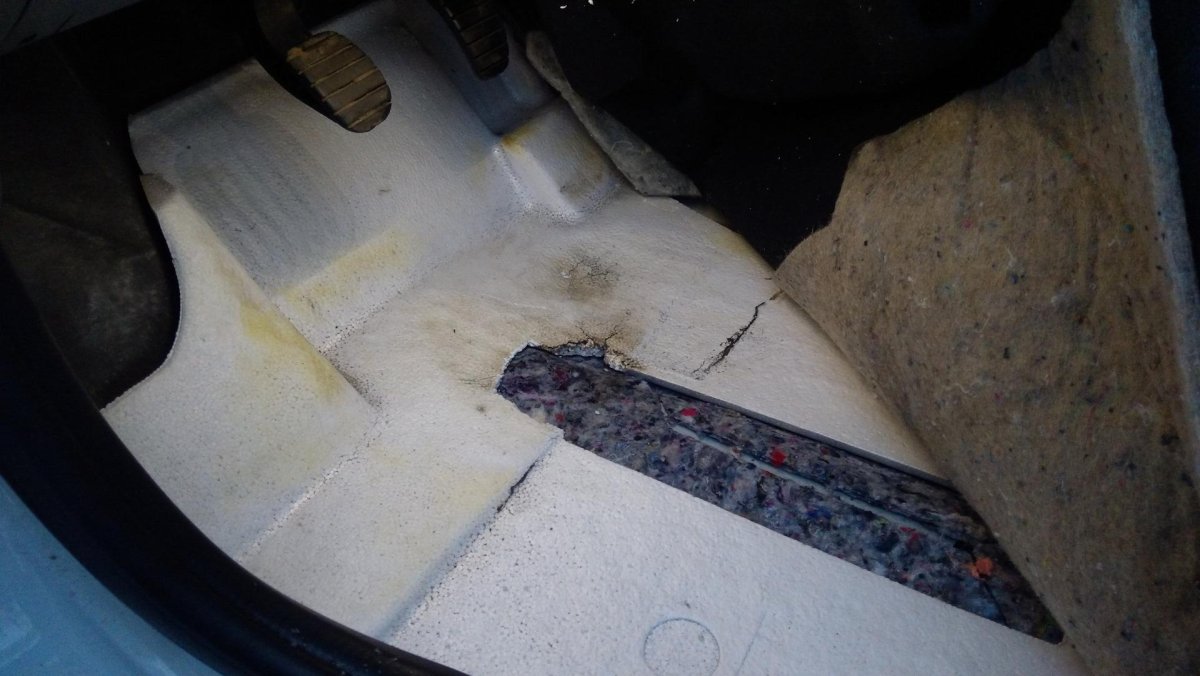 Логан 2 пенопласт под педалью