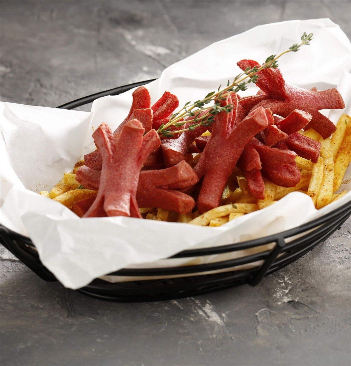 Корзина с колбасой