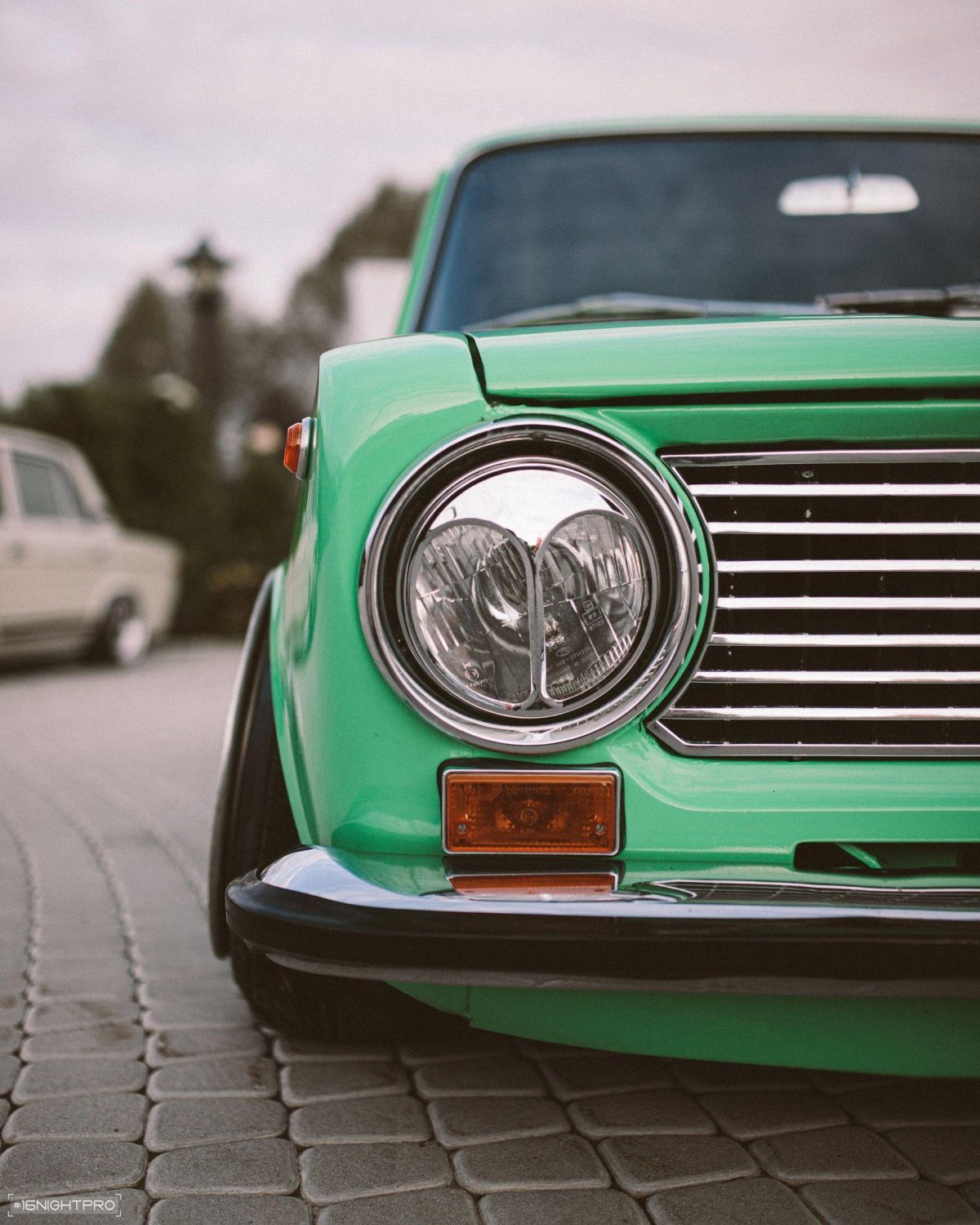 Копейка машина белая