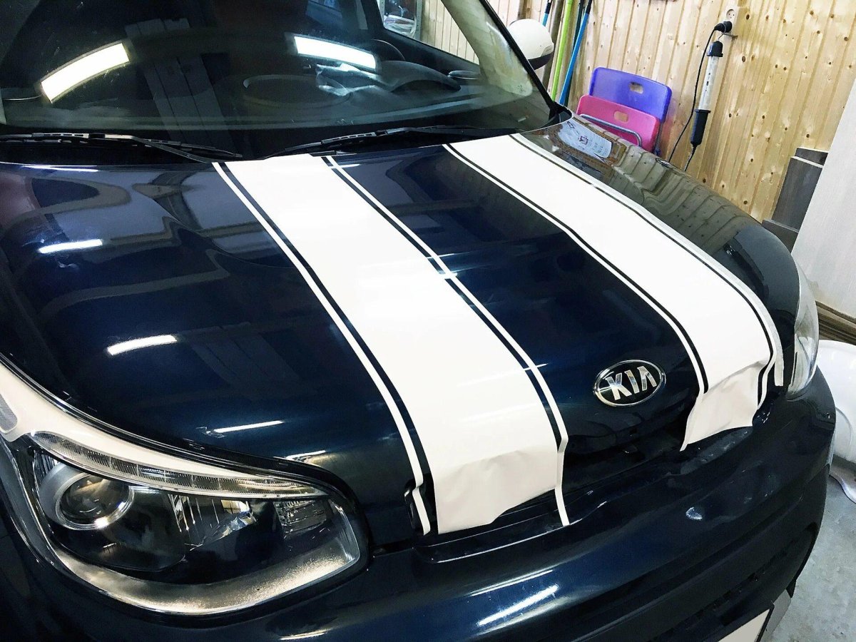 Черный капот на белой машине