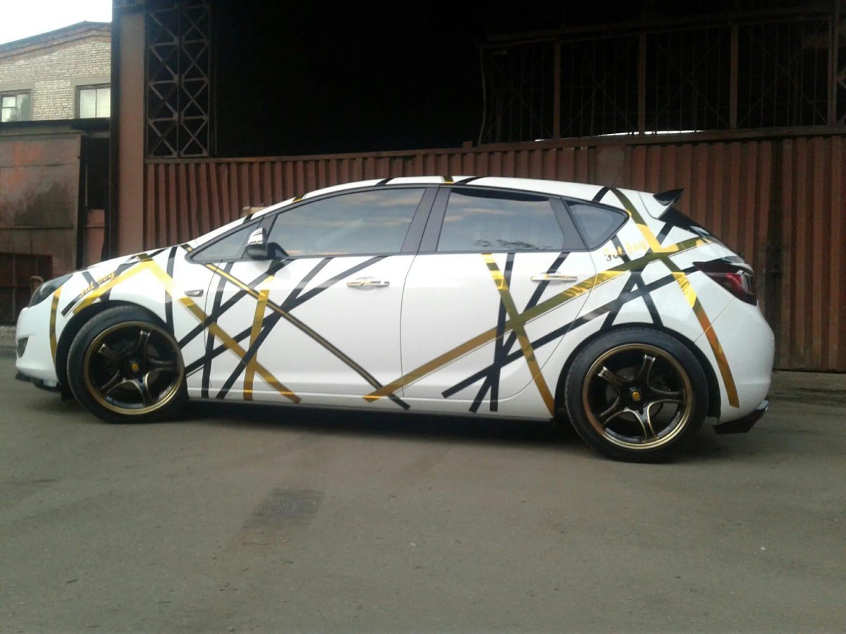 Нанесение полос на кузов автомобиля