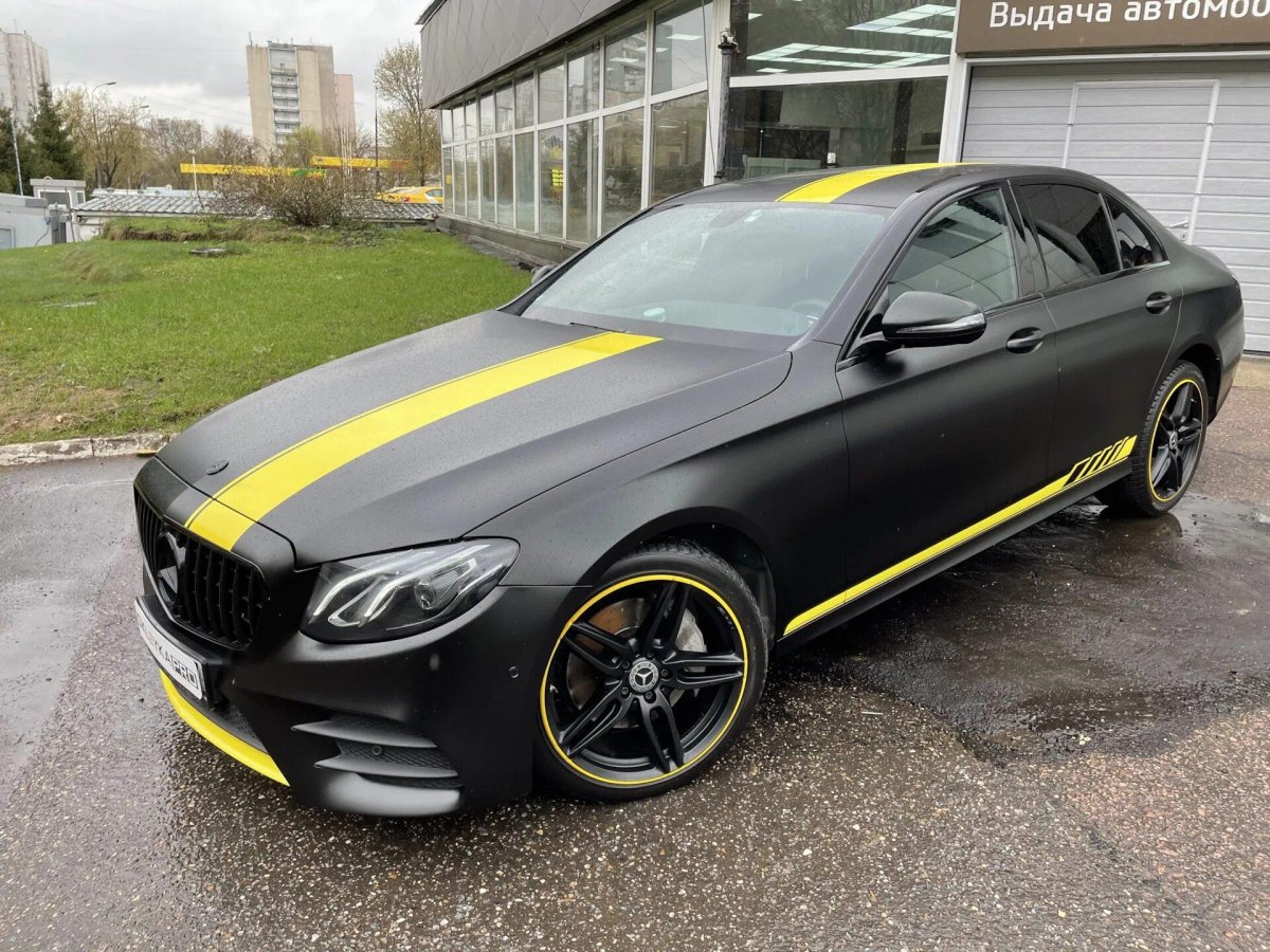 Мерседес е с желтыми полосками