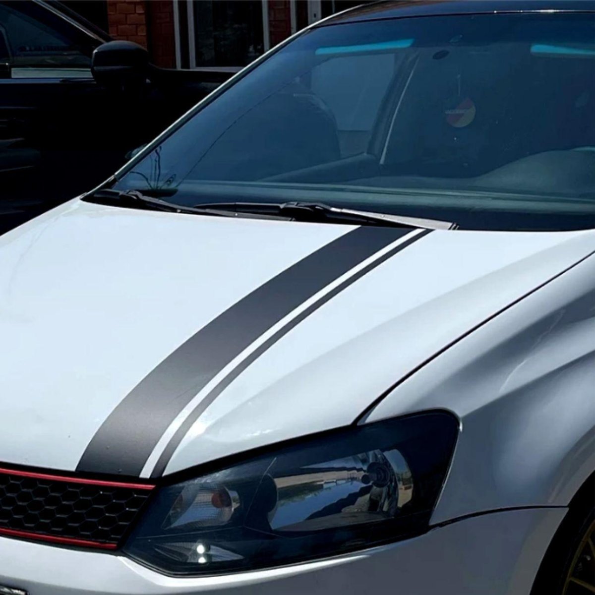 Полосы на капоте автомобилей