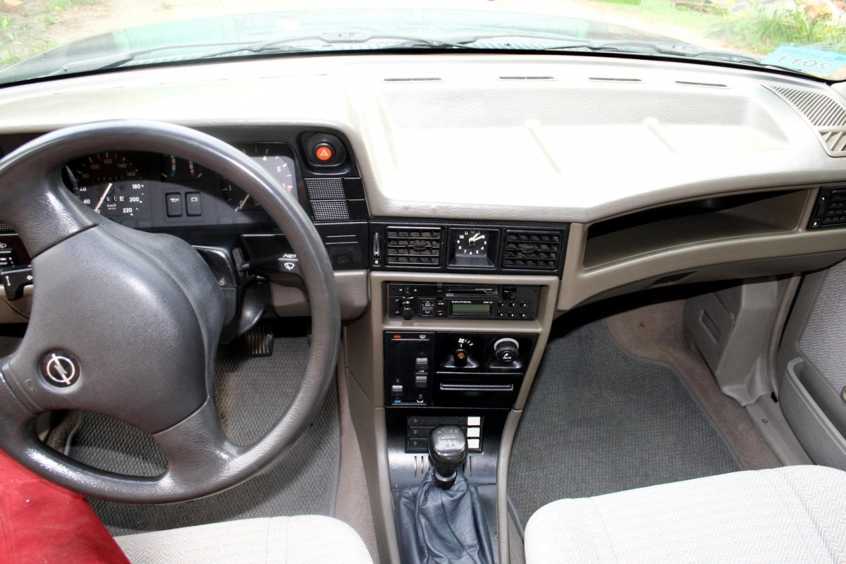 Opel Kadett 1984 салон
