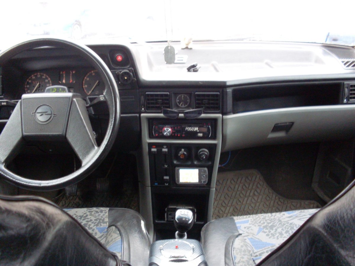 Опель Кадетт 1986 седан салон