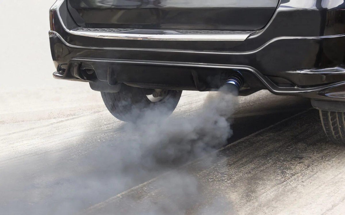Сизый дым из выхлопной трубы
