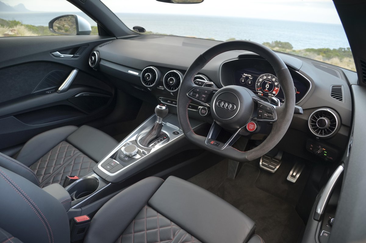 Audi TT RS 2018 салон