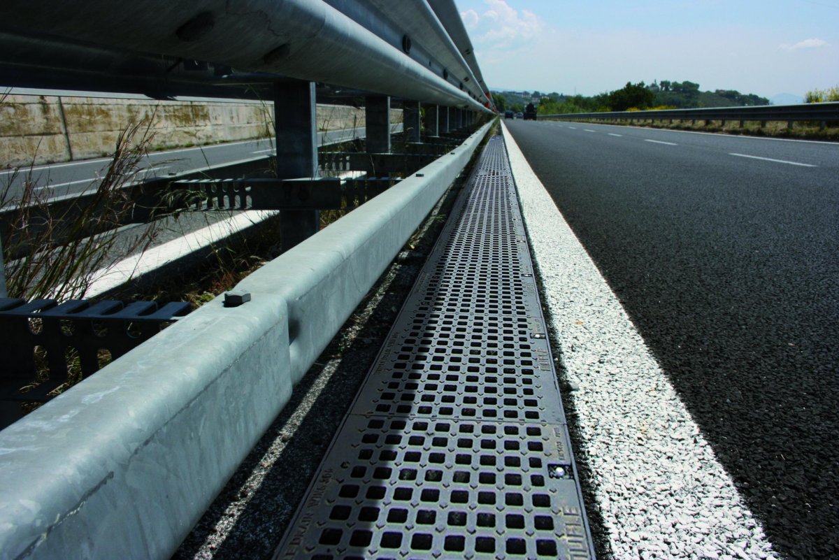 Водоотводные трубки мостовых сооружений