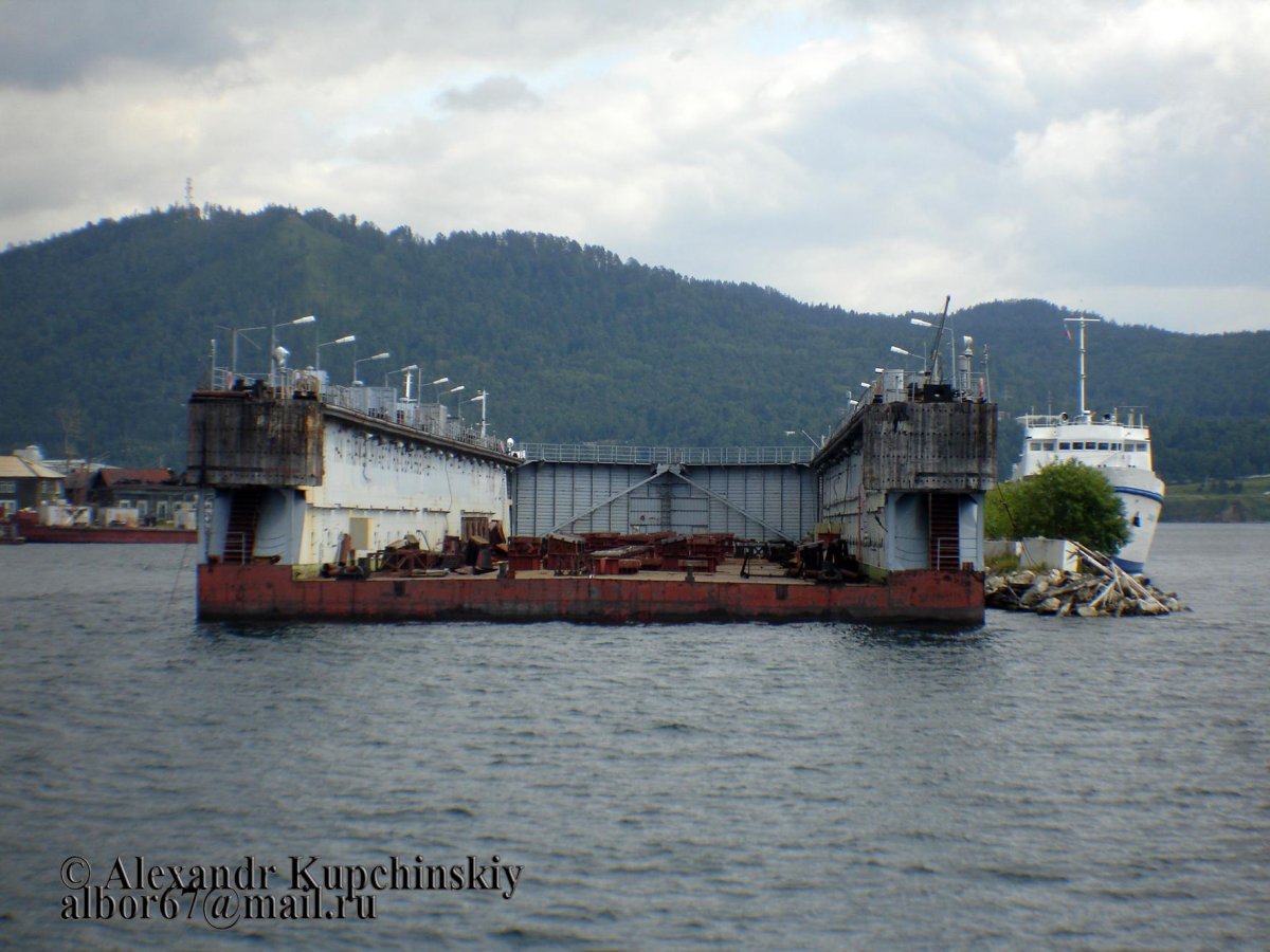 Плавучий док в порт-Байкале