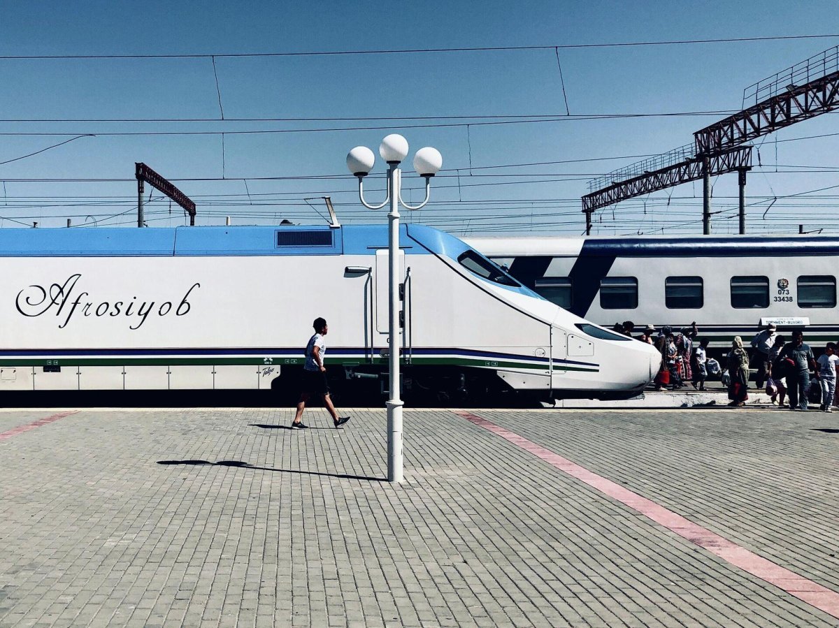 Скоростной поезд Афросиаб