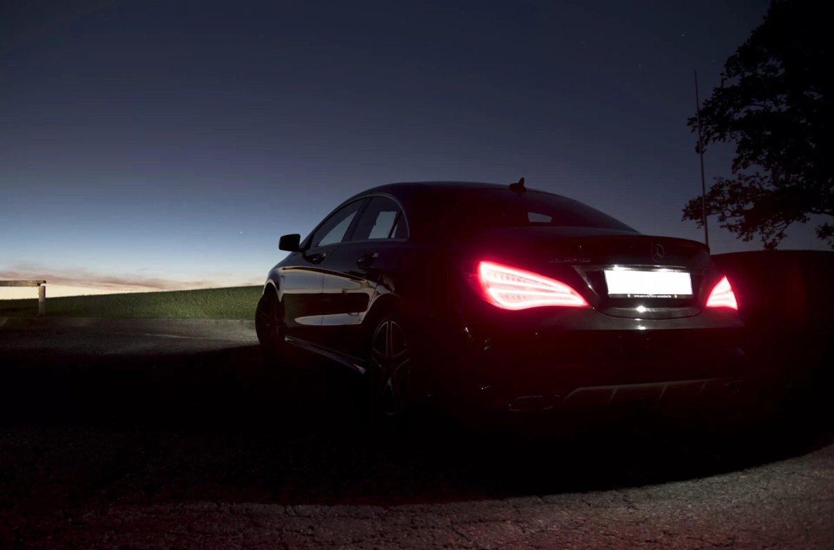 Мерседес ЦЛС 63 АМГ ночью