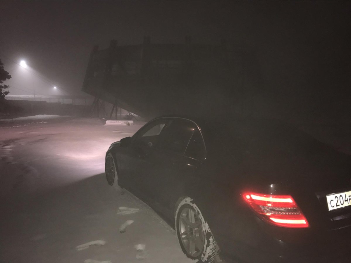 Мерседес ЦЛС 63 АМГ ночью