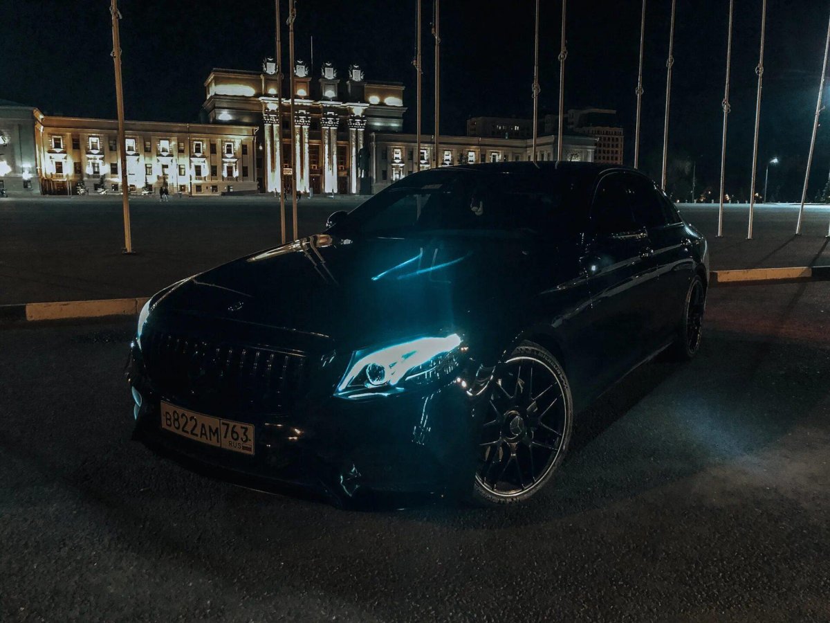 Мерседес АМГ С 63 В ночном городе