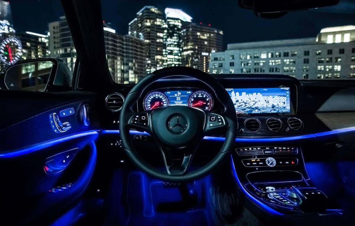 Мерседес е63 АМГ салон подсветка