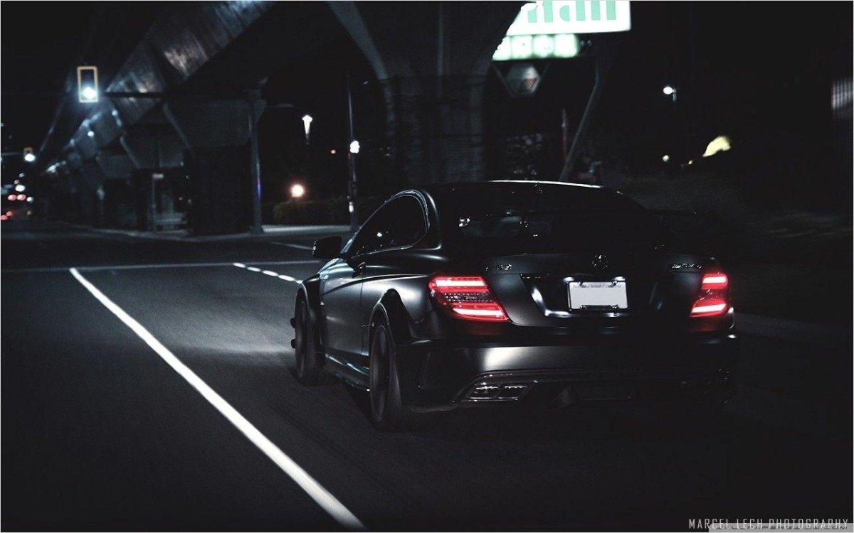 Мерседес АМГ С 63 В ночном городе