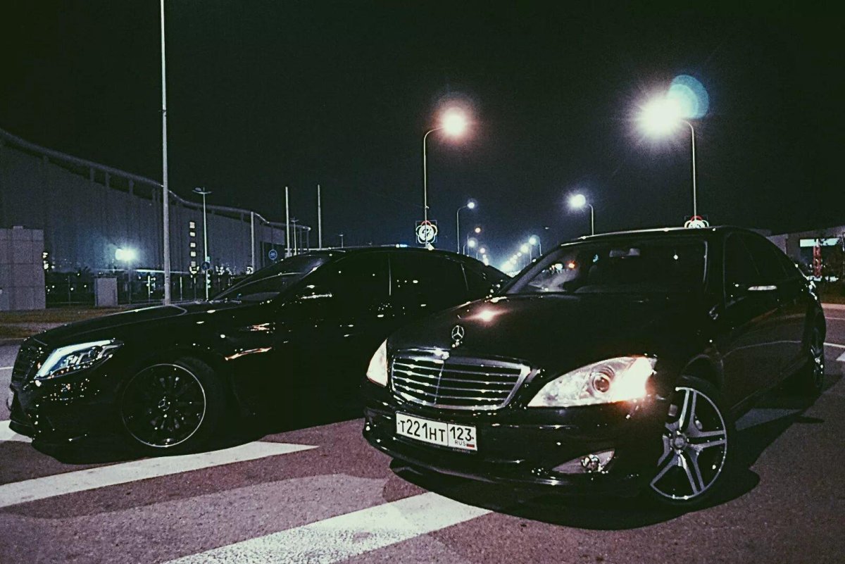 Мерседес 222 черный ночью