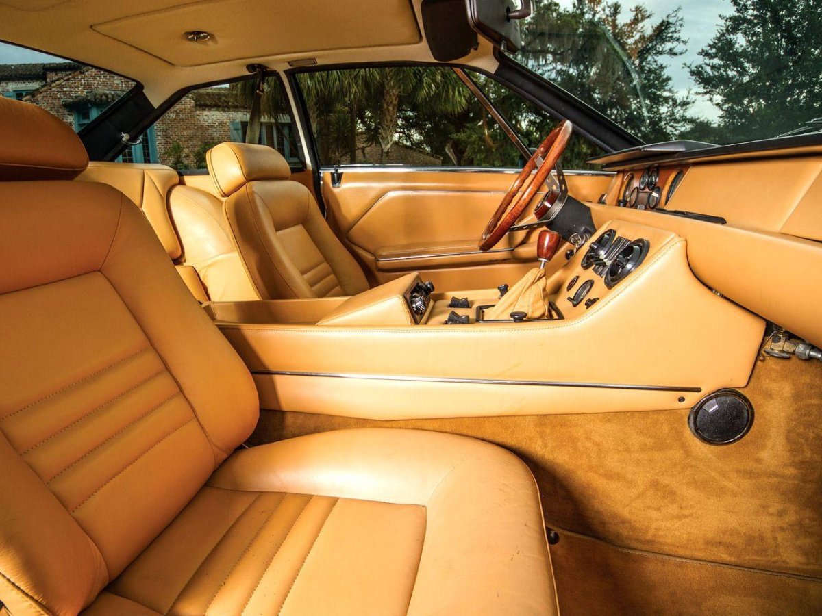 Lamborghini Jarama салон