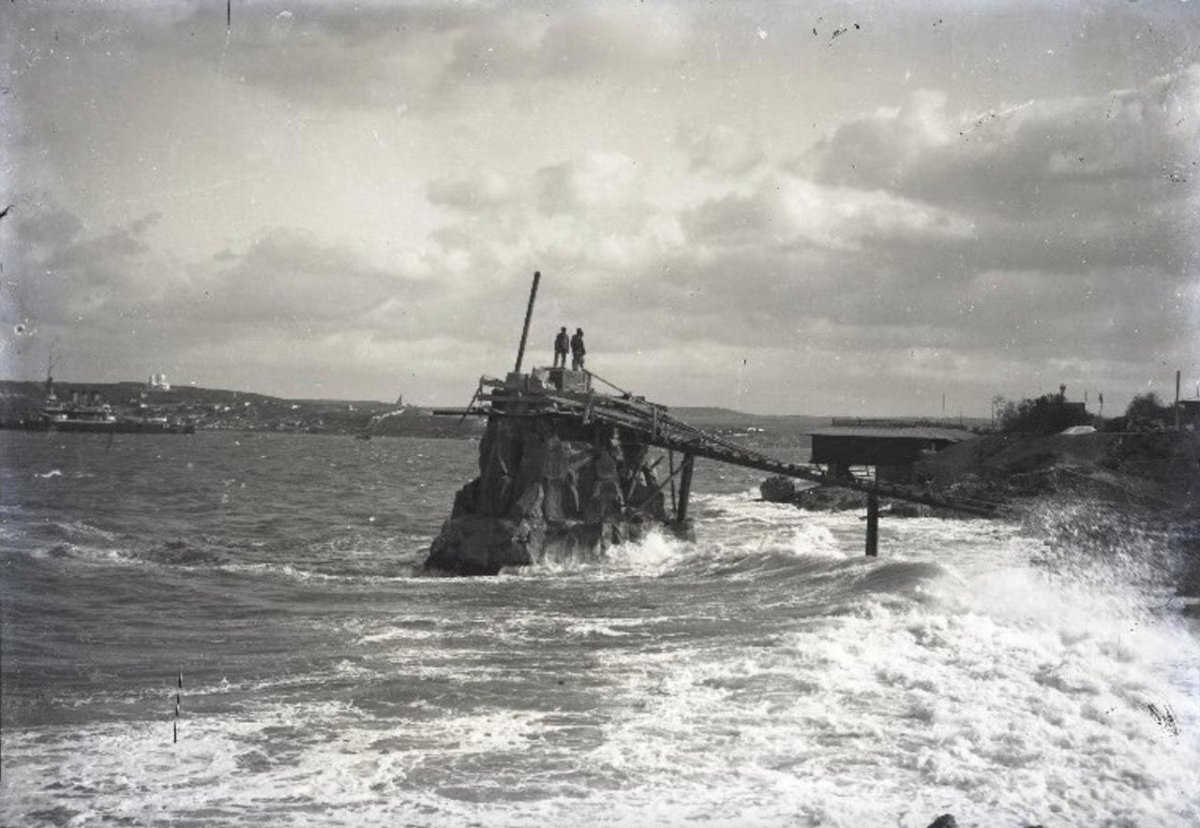 Памятник затопленным кораблям в Севастополе