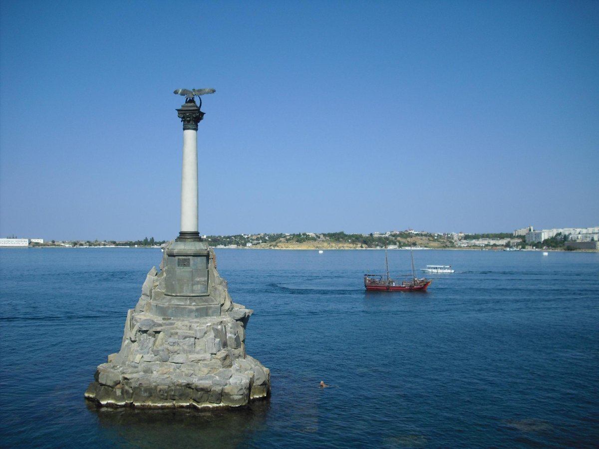 Памятник затопленным кораблям в Севастополе