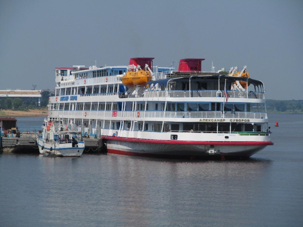 Круизный теплоход "Александр Суворов"