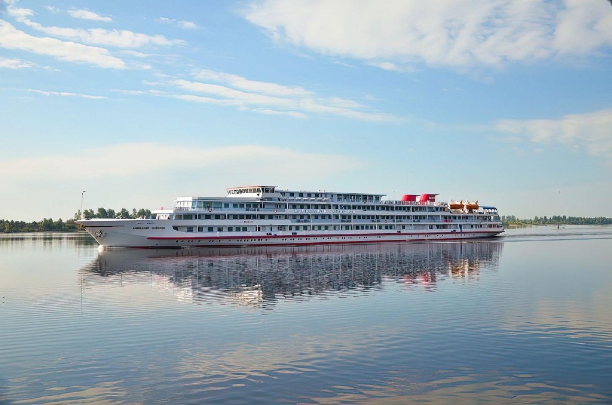 Теплоход четырехпалубный Александр Суворов