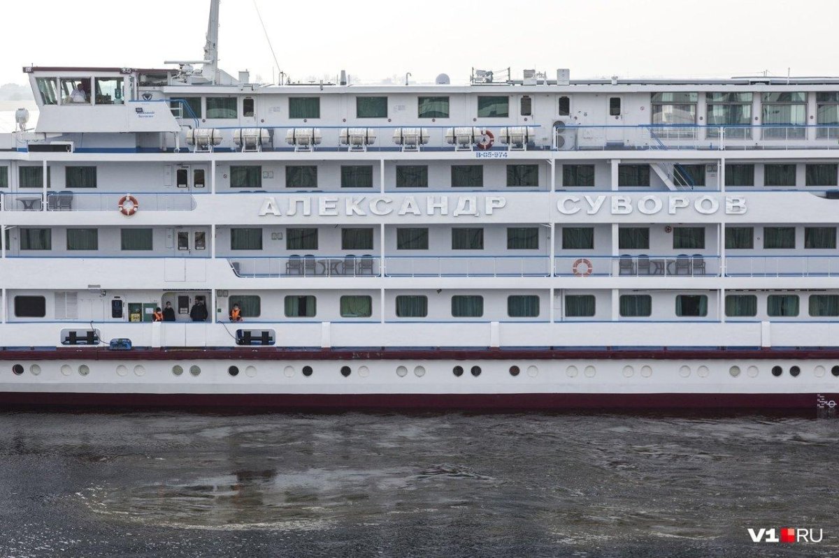 Теплоход четырехпалубный Александр Суворов