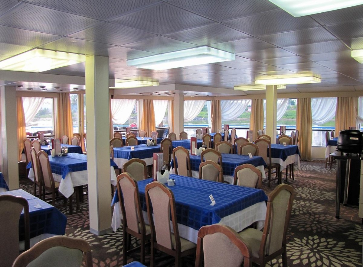 Александр Суворов – четырехпалубный круизный теплоход проекта 92-016