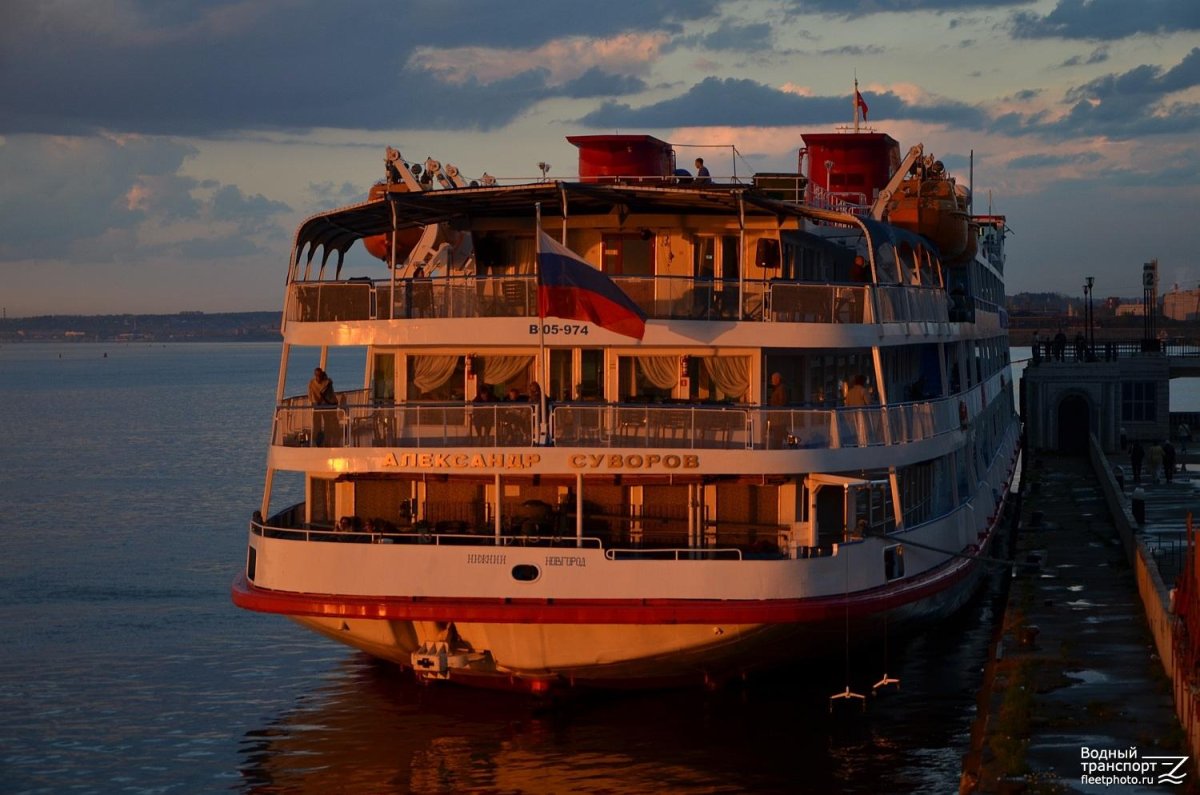 Теплоход четырехпалубный Александр Суворов